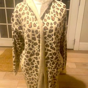 Cozy women’s leopard print sweater. Very gently worn only once. Size medium.